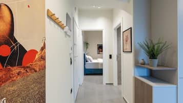 Apartemen Deluks, 1 Tempat Tidur Queen | Meja kerja, ruang kerja ramah laptop, dan setrika/meja setrika