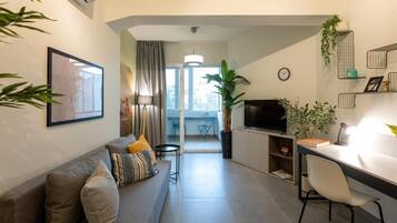 Deluxe studio, 1 queensize bed | Woonruimte | Smart-tv