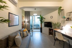 Deluxe studio, 1 queensize bed | Woonruimte | Smart-tv