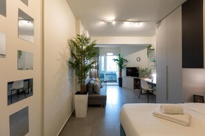 Desk, laptop workspace, iron/ironing board, free WiFi - The Next Chapter Nilie Hospitality MGMT (Thessaloniki)