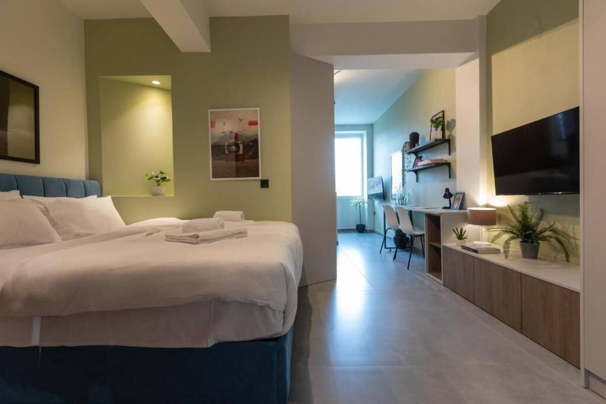Monolocale Deluxe, 1 letto queen | Una scrivania, postazione laptop, ferro/asse da stiro, Wi-Fi gratuito