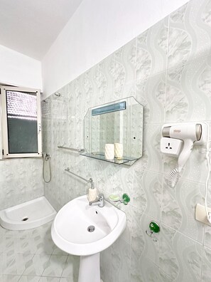 Haartrockner, Bidet, Handtücher, Seife