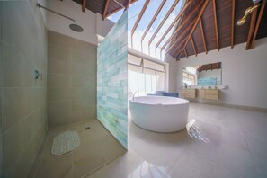 Shower, jetted bath, hair dryer, towels - Luxury 10-Bed Mansion•Jacuzzi•Pool•Sauna•Cook&Maid (Medellín)