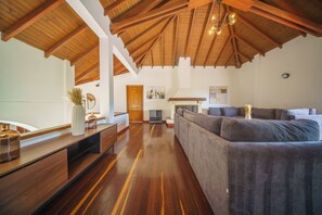 Smart TV - Luxury 10-Bed Mansion•Jacuzzi•Pool•Sauna•Cook&Maid (Medellín)