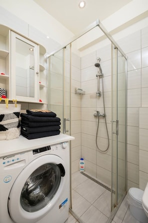 Ilmaiset hygieniatuotteet, hiustenkuivaaja, pyyhkeet