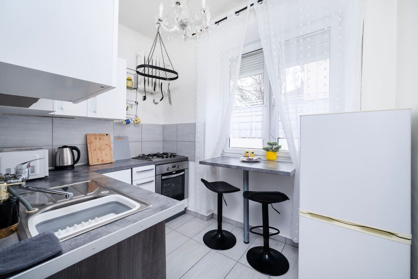 Jääkaappi, mikroaaltouuni, uuni, liesi