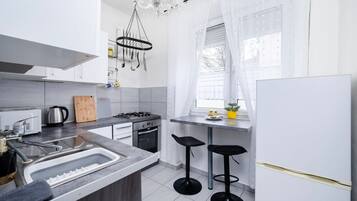 Jääkaappi, mikroaaltouuni, uuni, liesi