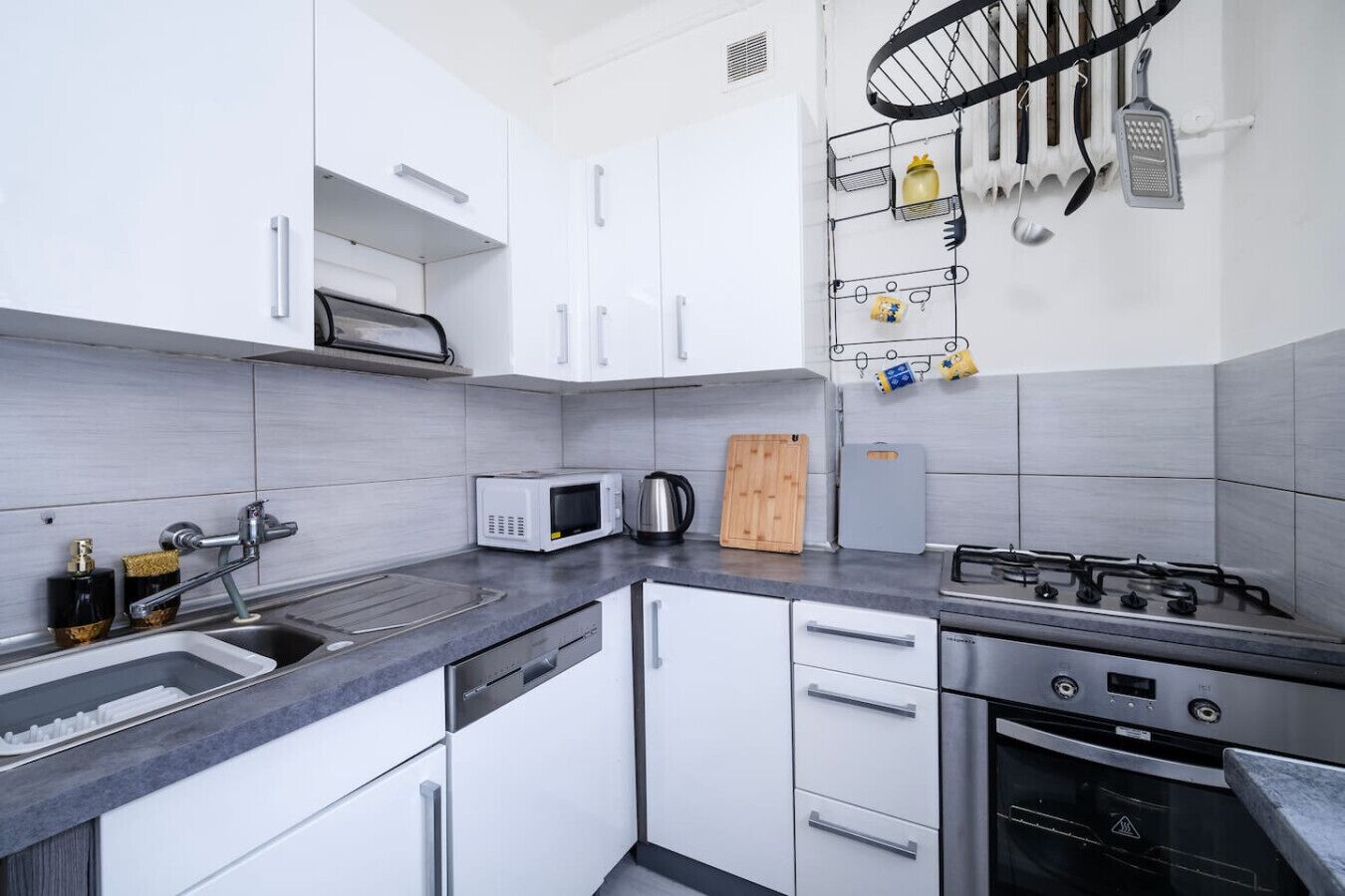 Frigorifero, microonde, forno, piano cottura