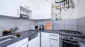 Frigorifero, microonde, forno, piano cottura