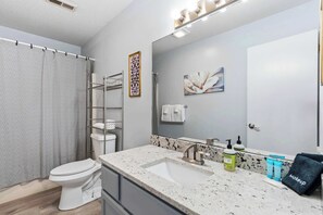 Douche, sèche-cheveux, serviettes fournies