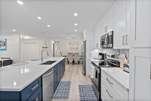 Jääkaappi, mikroaaltouuni, uuni, liesi