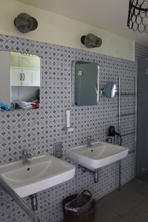 Shower, hair dryer, soap, toilet paper - Stadtalm Naturfreundehaus (Salzburg)