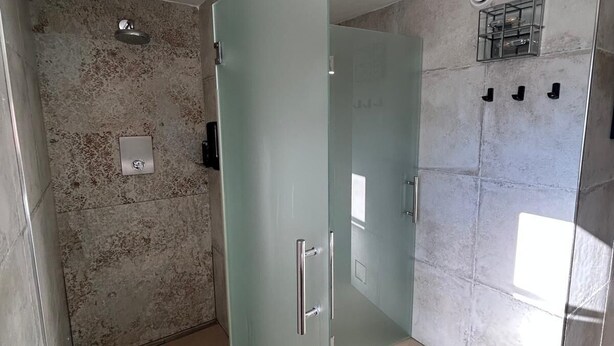 Dusche, Haartrockner, Seife, Toilettenpapier