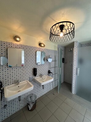 Shower, hair dryer, soap, toilet paper - Stadtalm Naturfreundehaus (Salzburg)