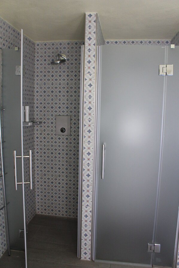 Shower, hair dryer, soap, toilet paper - Stadtalm Naturfreundehaus (Salzburg)