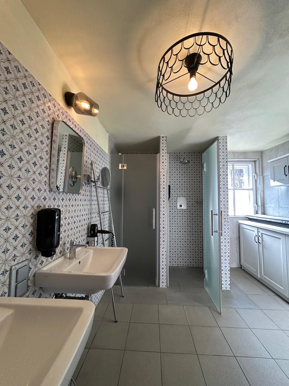 Ducha, secador de pelo, jabón y papel higiénico