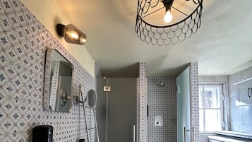 Regadera, secadora de cabello, jabón, papel de baño