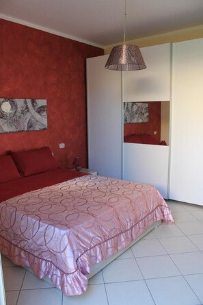 Tabla de planchar con plancha, wifi y ropa de cama