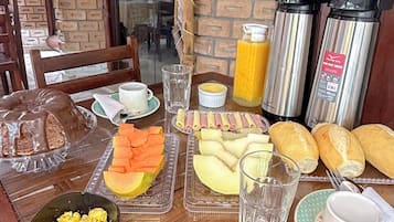 Café da manhã self-service grátis todos os dias