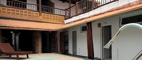 สระว่ายน้ำกลางแจ้ง