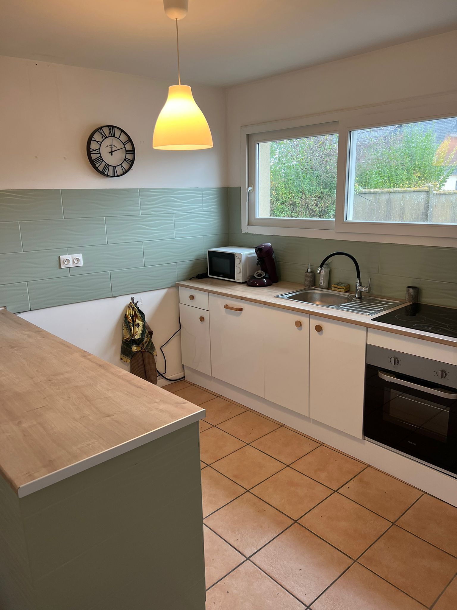 Een microgolfoven, een oven, een kookplaat, een vaatwasser