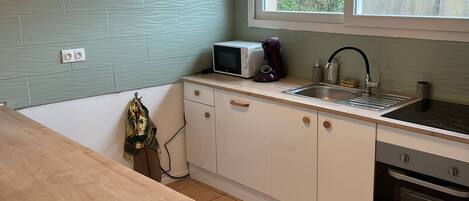 Een microgolfoven, een oven, een kookplaat, een vaatwasser