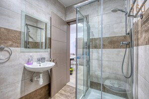 Hair dryer, towels - Live Where Malta Comes Alive, 2BR in Paceville! (St. Julian`s)