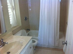 Ein Badezimmer mit Waschbecken, Toilette und Badewanne.