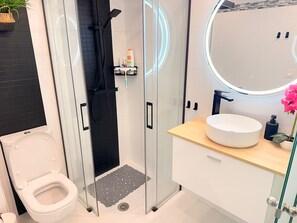 Dusch, hårtork och handdukar