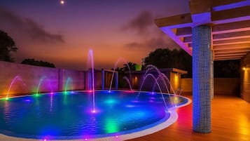 10 hồ bơi ngoài trời, nhân viên cứu hộ trong khuôn viên