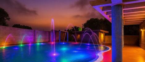 10 outdoor pools, open 7:00 AM to 7:00 PM, lifeguards on site