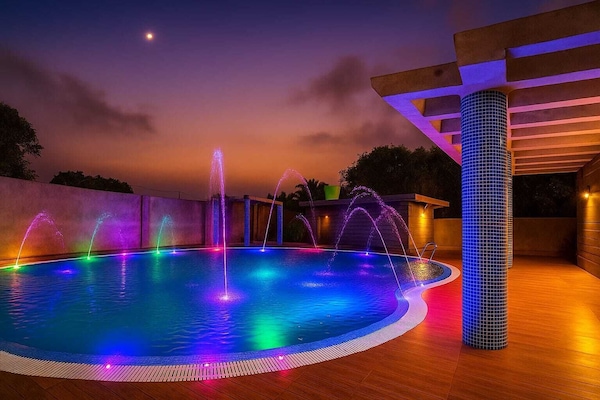 10 outdoor pools, open 7:00 AM to 7:00 PM, lifeguards on site