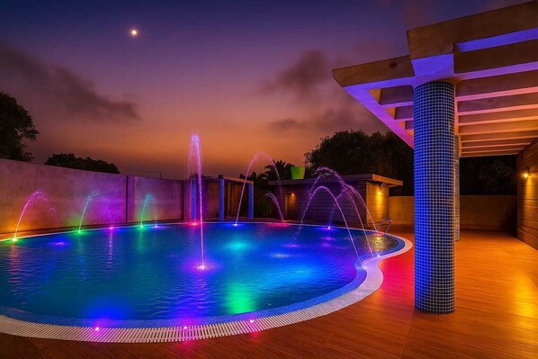 10 hồ bơi ngoài trời, nhân viên cứu hộ trong khuôn viên