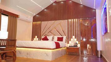 Habitación superior con 2 camas individuales, balcón, vistas al complejo turístico | Ropa de cama de alta calidad, colchones con acolchado adicional, minibar
