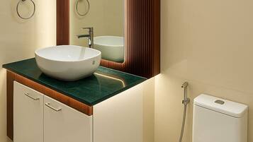 Ducha, artículos de tocador gratuitos, secador de pelo, pantuflas