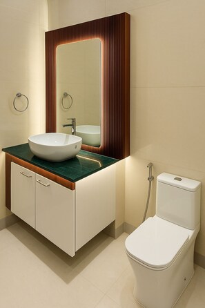 Douche, articles de toilette gratuits, sèche-cheveux, chaussons