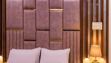 Laptop workspace, soundproofing, free WiFi