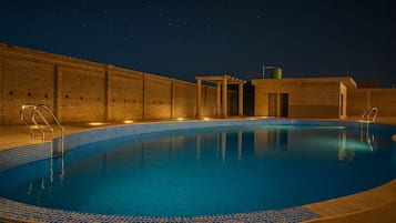 10 outdoor pools, open 7:00 AM to 7:00 PM, lifeguards on site