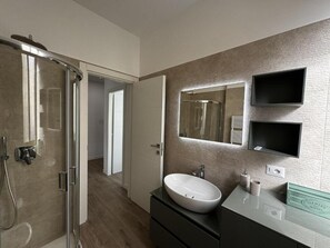 Dusche, Haartrockner, Bidet, Handtücher