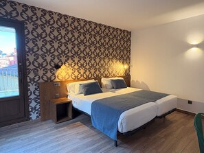 Twin Room | Down comforters, in-room safe, free WiFi, bed sheets - León Center Rooms (León)