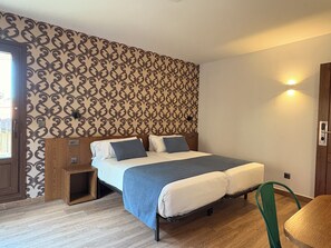 Twin Room | Down comforters, in-room safe, free WiFi, bed sheets - León Center Rooms (León)