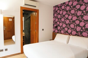 ألحفة محشوة بالريش وخزنة داخل الغرفة وواي فاي مجانًا وملاءات أسرّة