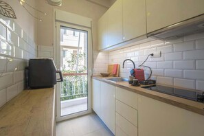 Fridge, microwave, stovetop, coffee/tea maker - Kipseli Modern Escape (Athina)