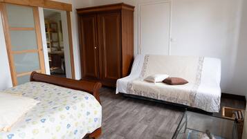 Iron/ironing board, WiFi, bed sheets