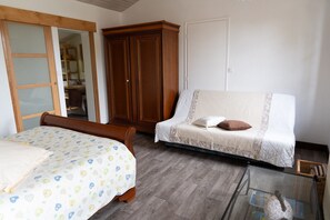 Iron/ironing board, WiFi, bed sheets