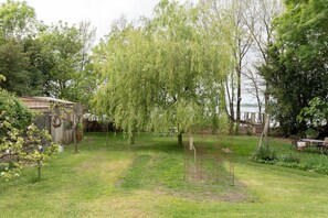 Property grounds - Charming Gite Le Bord de L'eau – Riverside Retreat with Stunning Views (Gauriac)