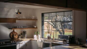 Een koelkast, een magnetron, een oven, een kookplaat