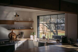 Een koelkast, een magnetron, een oven, een kookplaat