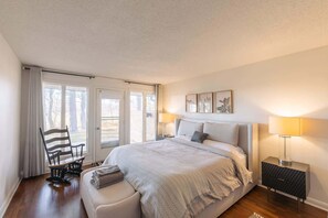 مكتب ومكواة/لوح كي وواي فاي وملاءات أسرّة