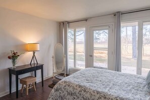 Een bureau, een strijkplank/strijkijzer, wifi, beddengoed